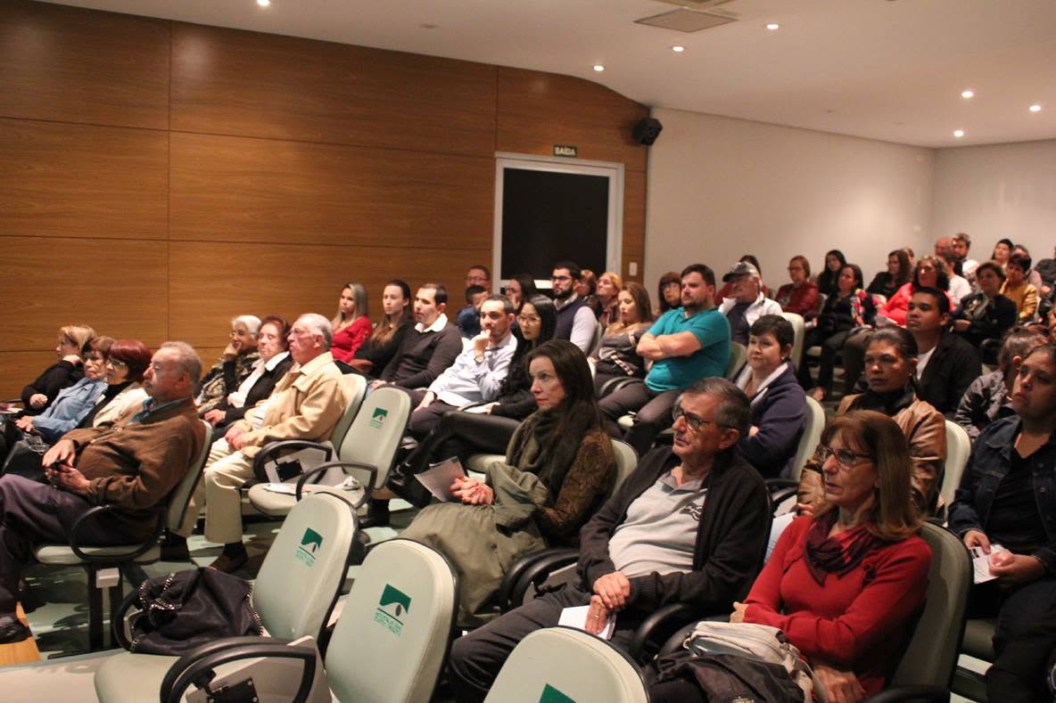 Participantes de encontro no anfiteatro