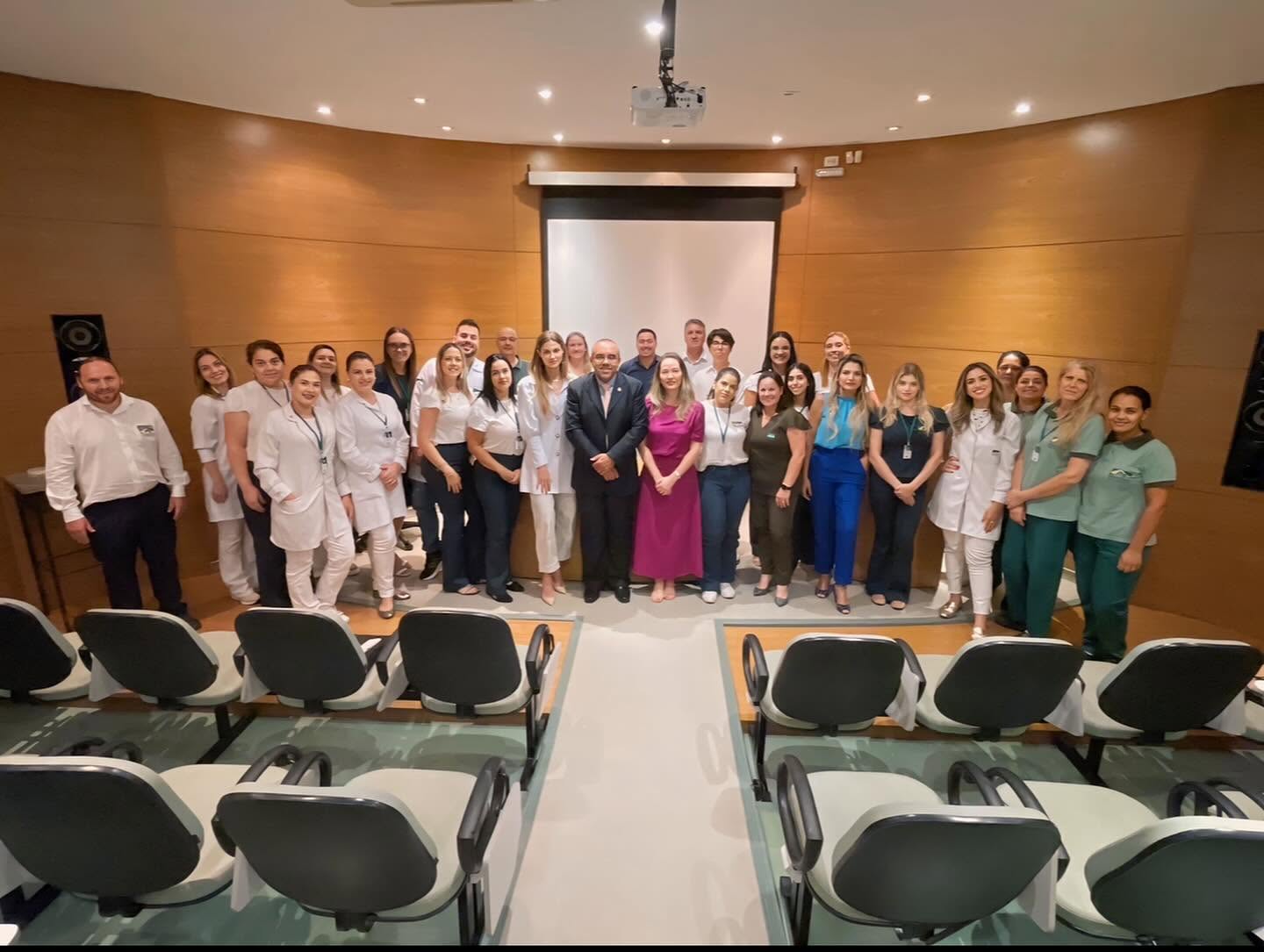 Profissionais reunidos no anfiteatro do HOOP